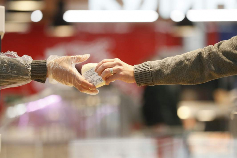 Велели делиться: в магазинах могут появиться полки с бесплатными продуктами