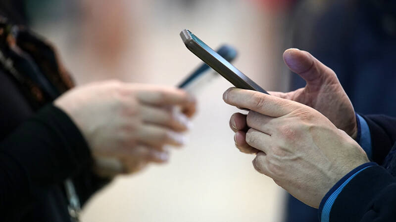 Производители смартфонов стали бороться за потребителя с помощью ИИ