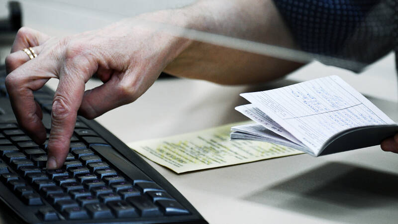 Посиневшие воротнички: россияне задумались о переходе на рабочие специальности