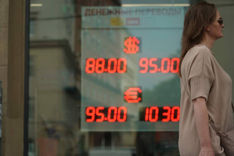 Биржи карман: валютные спреды в банках выросли до 10 рублей