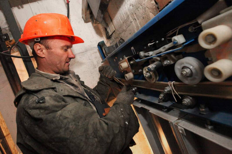 Посиневшие воротнички: россияне задумались о переходе на рабочие специальности