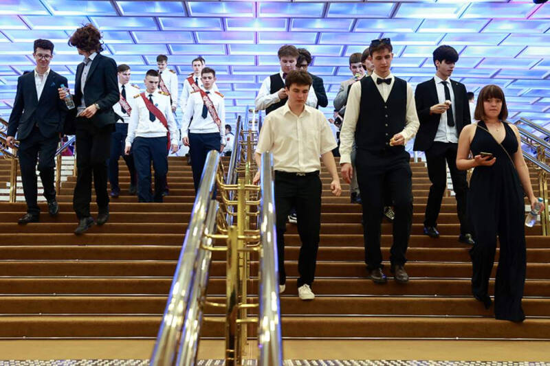 Локальная уникальность: какие наряды молодые люди выбирают для выпускного