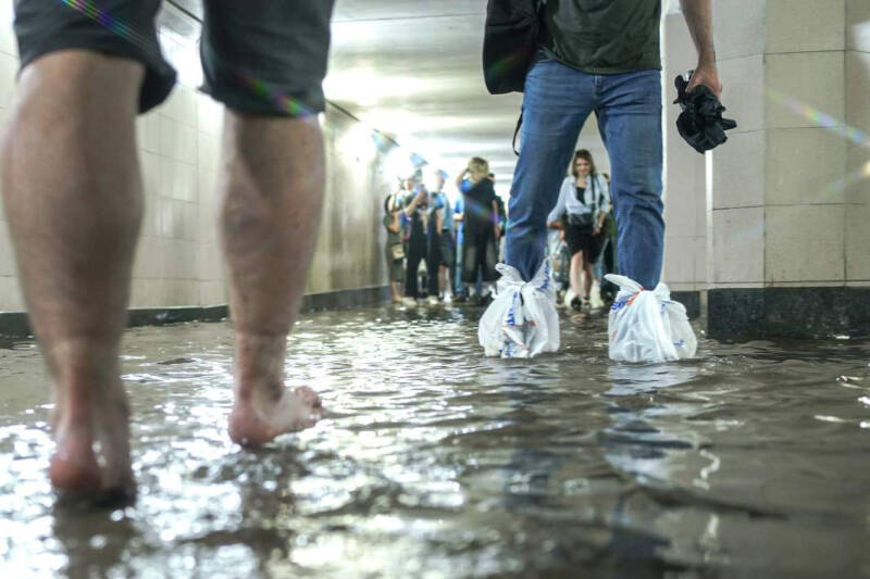 И снова сырая ночь: в Москве прогнозируют смерчи и мегаливни