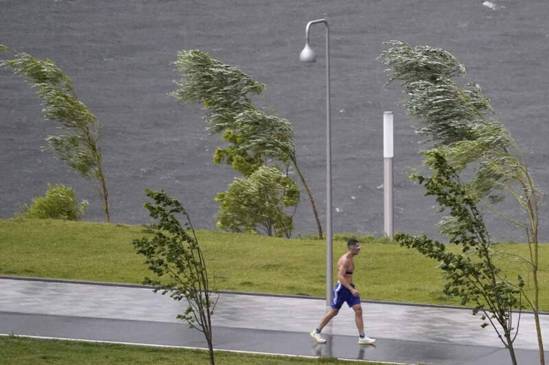 И снова сырая ночь: в Москве прогнозируют смерчи и мегаливни