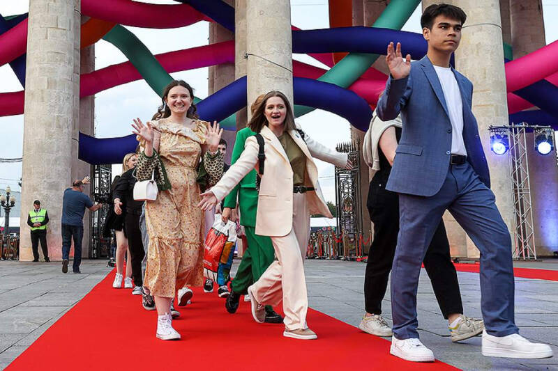 Локальная уникальность: какие наряды молодые люди выбирают для выпускного