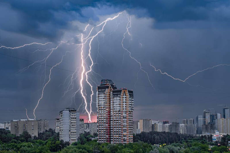 И снова сырая ночь: в Москве прогнозируют смерчи и мегаливни