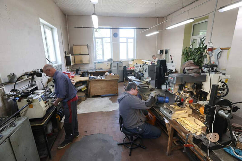 Посиневшие воротнички: россияне задумались о переходе на рабочие специальности