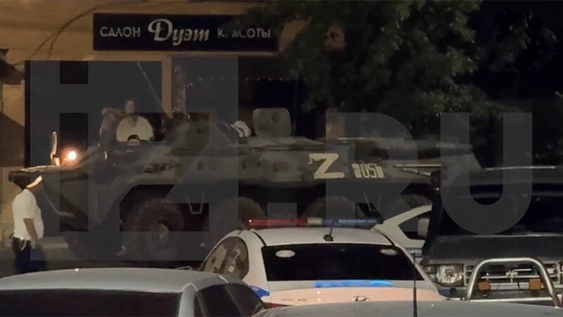 Пожарные и бронетехника покинули место стрельбы в Махачкале