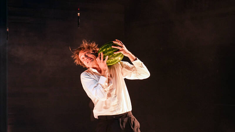 Сеанс с разоблачением: в МХТ состоялась премьера спектакля &laquo;Дамасобачка&raquo;