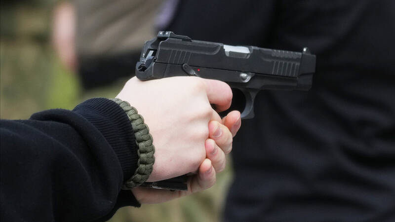 В Ростове-на-Дону возле ТЦ задержали вооруженного мужчину