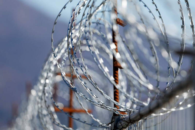 Будь по-своему: россиян вербуют для вывода денег в чатах дома и школы