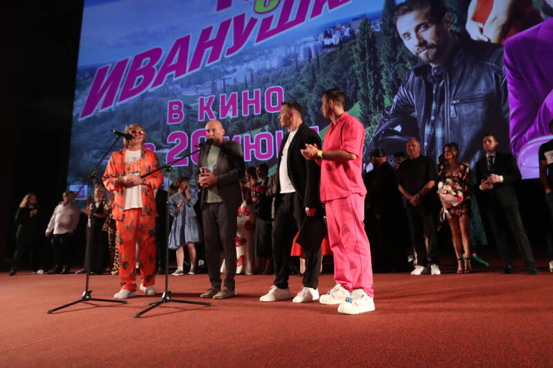 Тополиный пух, жара, кино: в Москве прошла премьера &laquo;Тура с Иванушками&raquo;