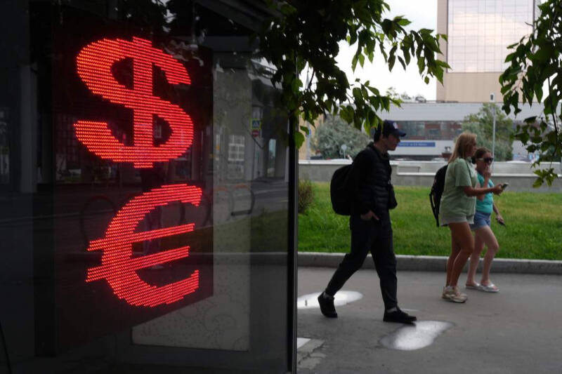 Биржи карман: валютные спреды в банках выросли до 10 рублей