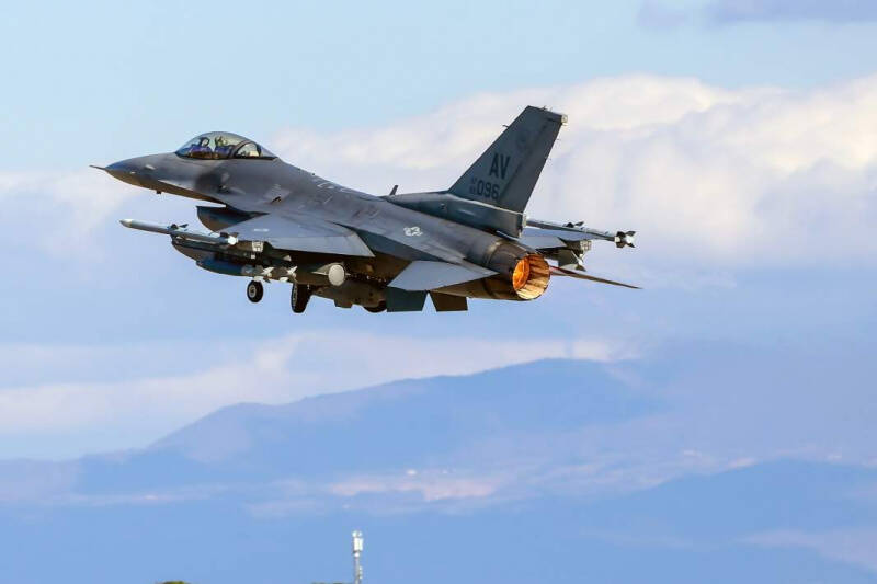 Нашествие с неба: зачем ВСУ пытаются нанести удары по авиабазам России