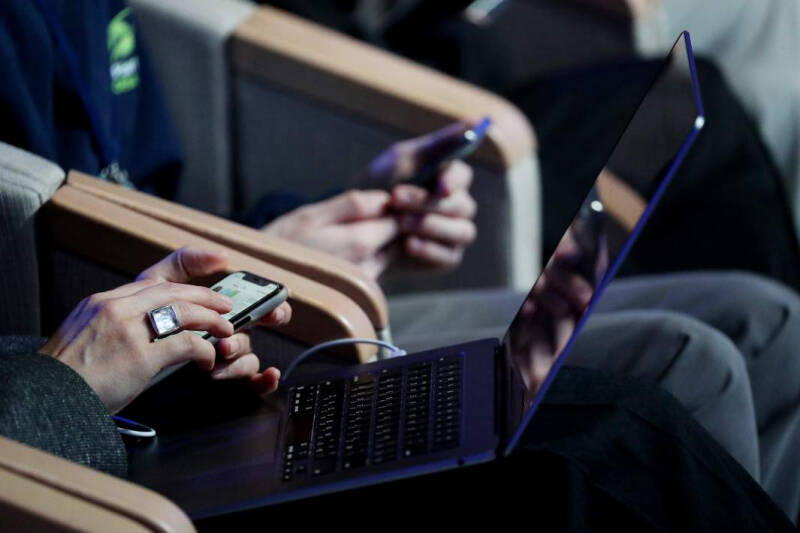 Будь по-своему: россиян вербуют для вывода денег в чатах дома и школы