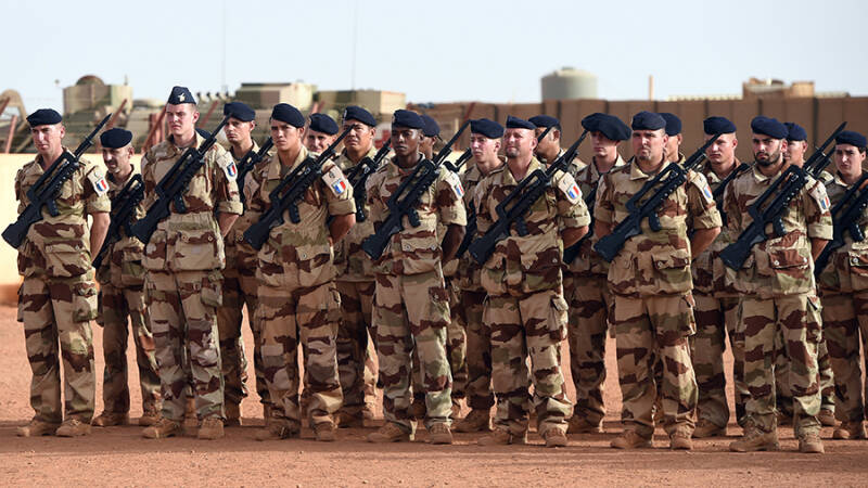 Солдат по Африке считают: Франция готовит новый вывод войск с континента