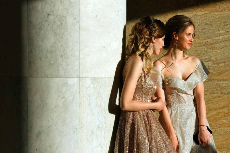 Локальная уникальность: какие наряды молодые люди выбирают для выпускного