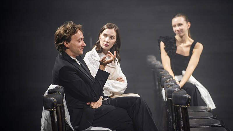 Сеанс с разоблачением: в МХТ состоялась премьера спектакля &laquo;Дамасобачка&raquo;