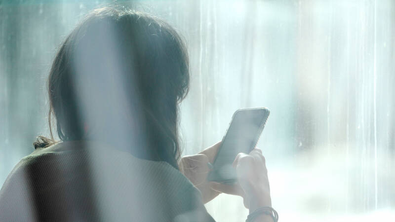 Будь по-своему: россиян вербуют для вывода денег в чатах дома и школы