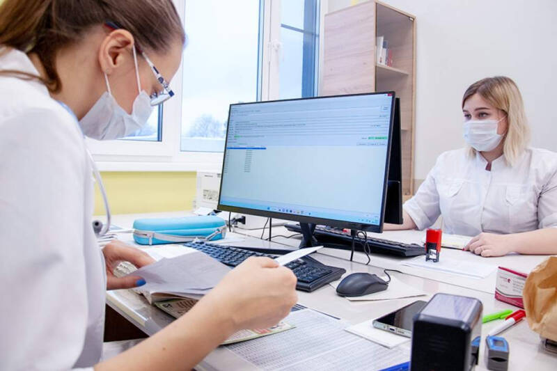 Идущие на смерть: жители Латвии месяцами стоят в очереди на прием к врачу