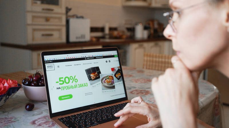 Отрава у дома: более 60% заказанных с доставкой блюд оказались непригодными к употреблению