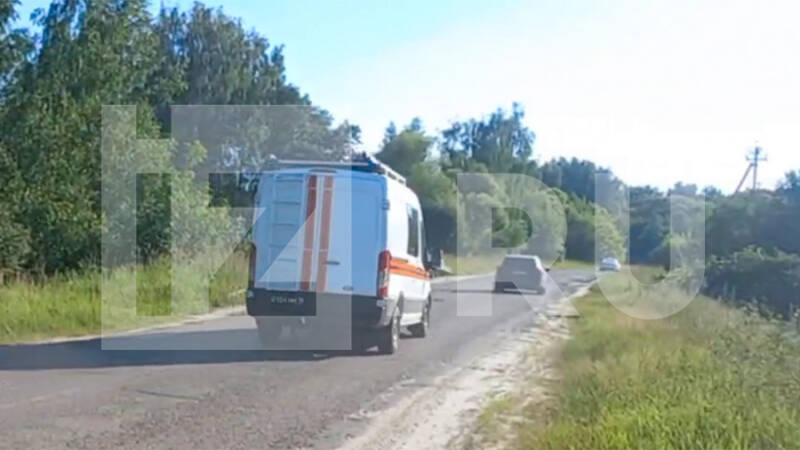 Сотрудники МЧС добрались до места крушения самолета в Подмосковье