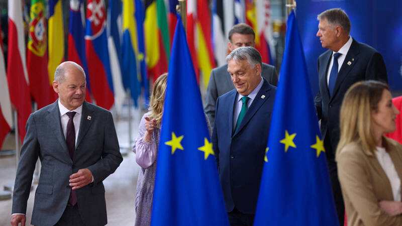 Политолог указал на попытки ЕС помешать Орбану в стремлении разрешить конфликт