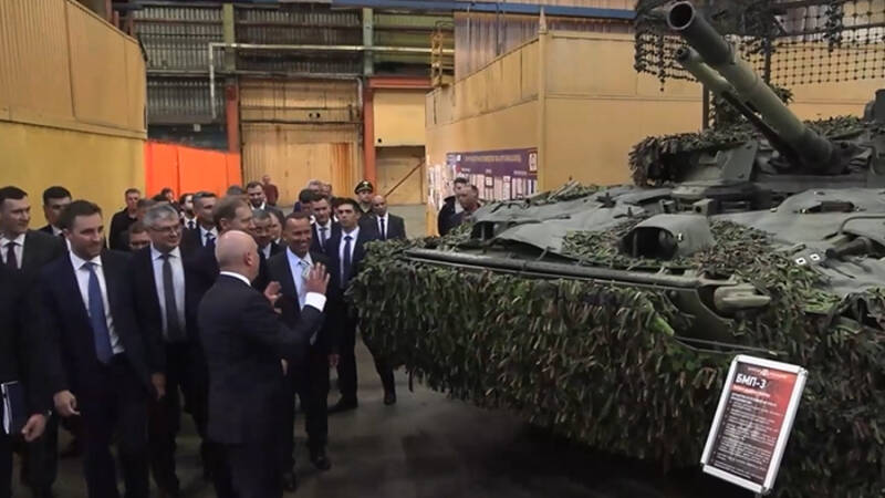 Мантуров сообщил о троекратном росте поставок боевых машин в зону СВО