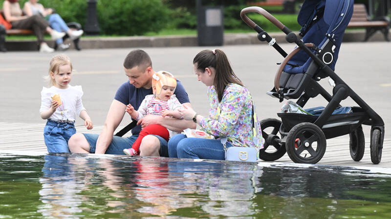 ГД приняла во II чтении проект о выплате работающим родителям с двумя и более детьми