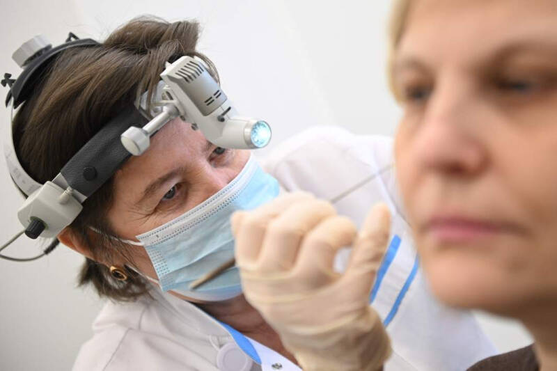 Идущие на смерть: жители Латвии месяцами стоят в очереди на прием к врачу