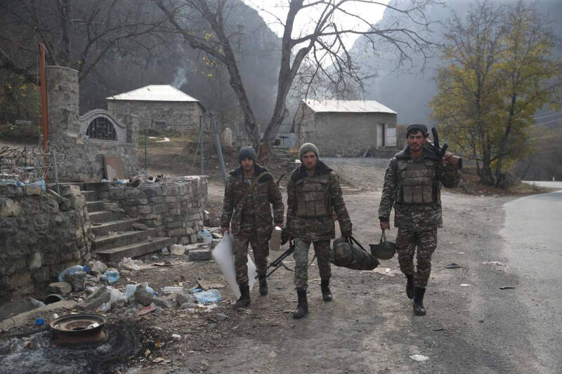 По сложному следу: зачем ЕС заговорил об отмене виз с Ереваном и дал денег на армию