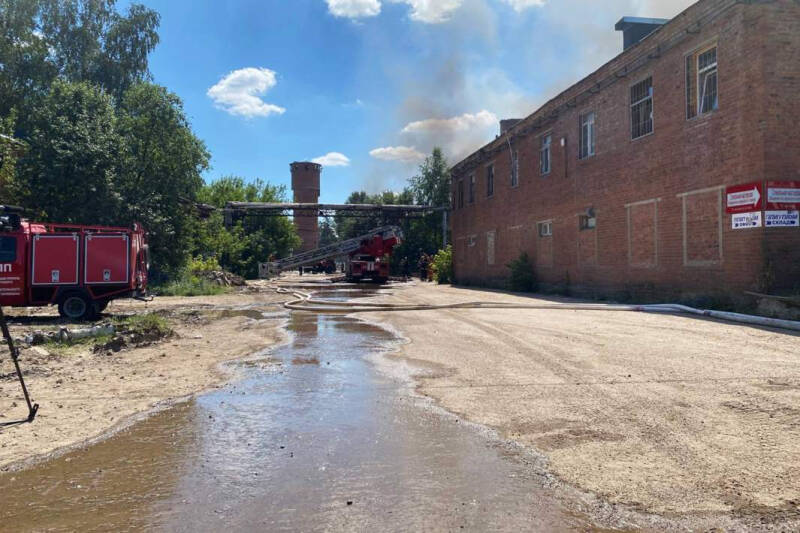 Пожар в Химках: горит здание цеха по производству керамических плит