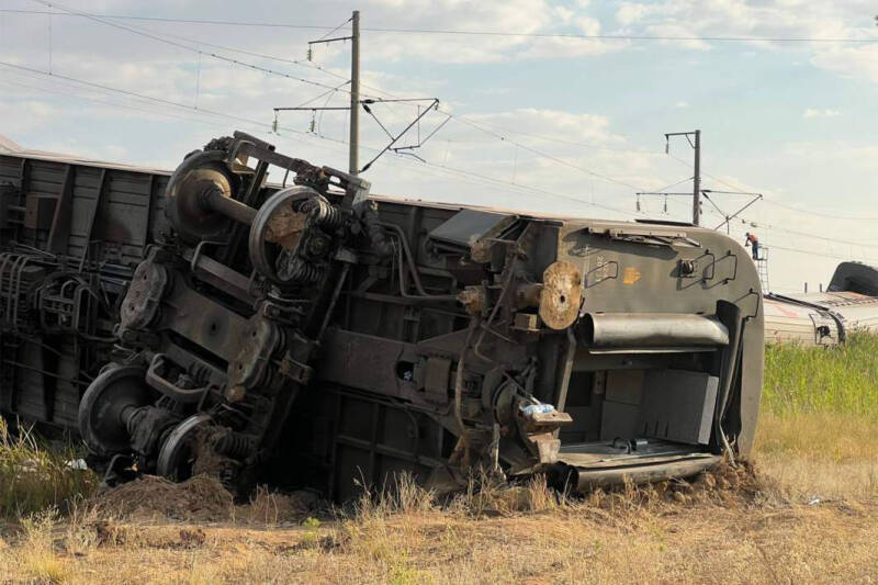 Закрытый переезд: что стало причиной столкновения &laquo;КамАЗа&raquo; с поездом