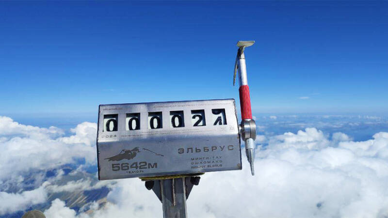 Первый в мире счетчик восхождений установили петербуржцы на Эльбрусе
