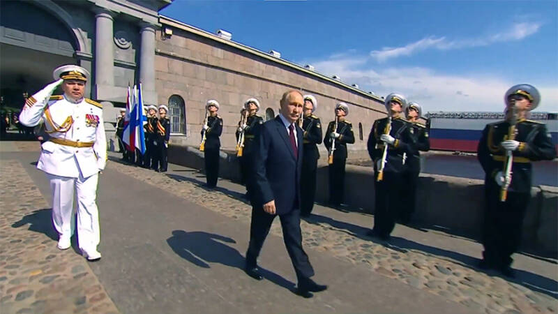 Путин принял доклад командующего парадом ко Дню ВМФ в Санкт-Петербурге