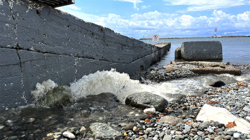 В Сочи ограничили купание на пляжах из-за смерчей