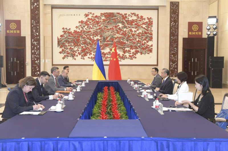 Сложные сигналы: зачем Запад подталкивает Украину к переговорам