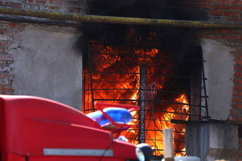 Пожар в Химках: горит здание цеха по производству керамических плит