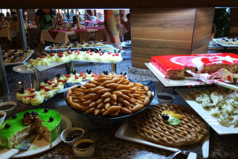 Смотреть тошно: как избежать пищевого отравления в отпуске