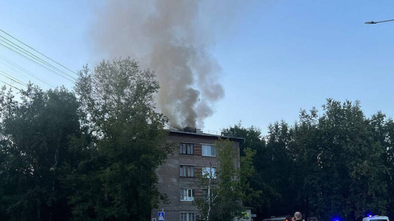Чердак жилого дома загорелся в Москве