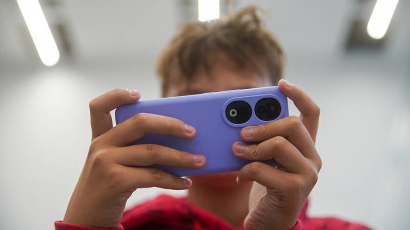 Более 40% опрошенных россиян положительно относятся к подработке своих детей