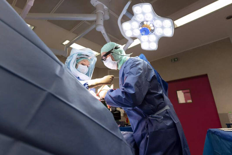 Идущие на смерть: жители Латвии месяцами стоят в очереди на прием к врачу