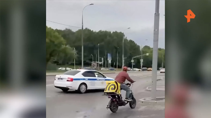 В Москве полицейские устроили погоню за курьером на электровелосипеде