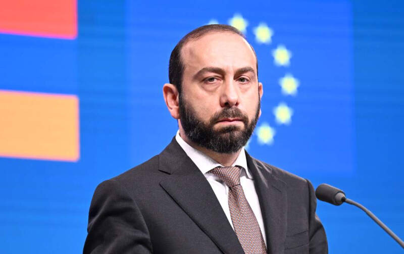 По сложному следу: зачем ЕС заговорил об отмене виз с Ереваном и дал денег на армию