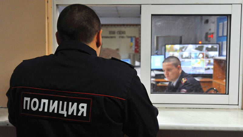 В Краснодаре женщина напала с вилкой на полицейского