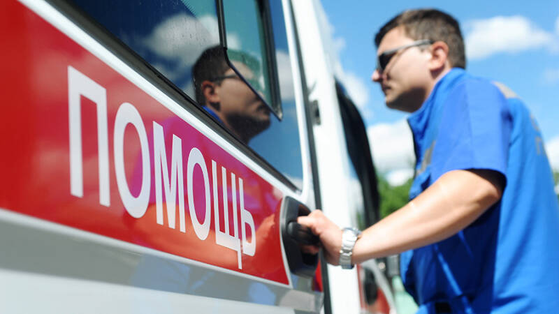 В Люберцах ребенок облокотился на москитную сетку и выпал из окна