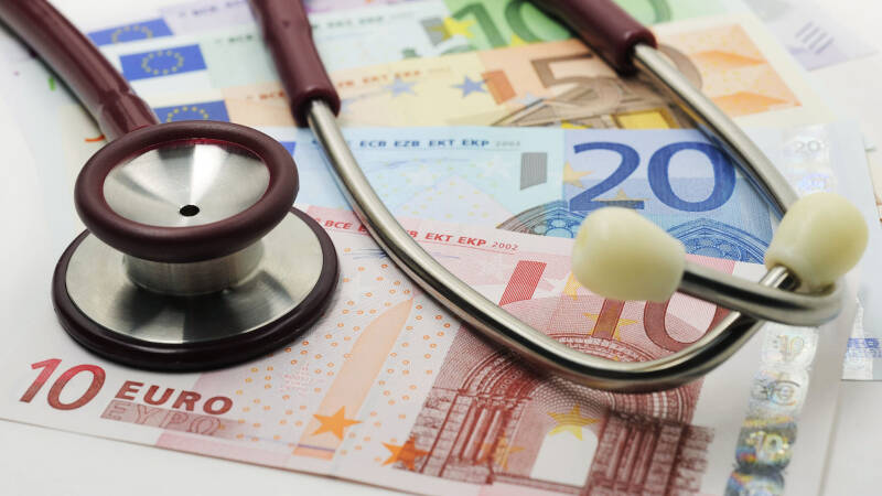 Идущие на смерть: жители Латвии месяцами стоят в очереди на прием к врачу