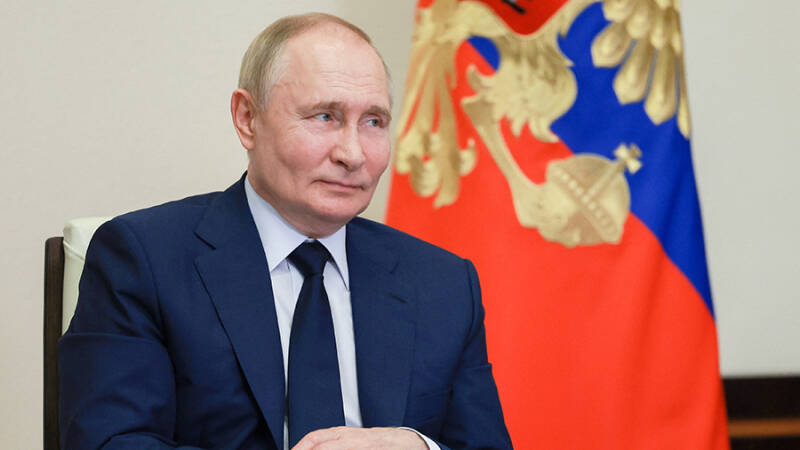Путину подарили дамасский меч в честь 80-летия дипотношений с Сирией