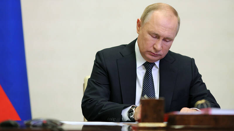 Путин подписал закон о правилах выезда из России для парламентариев