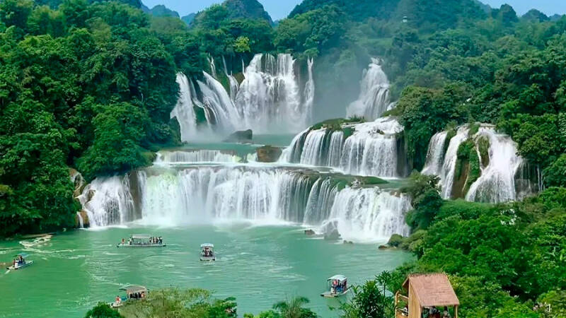 В Китае турист погиб при аварии на эскалаторе&nbsp;для осмотра водопада Дэтянь